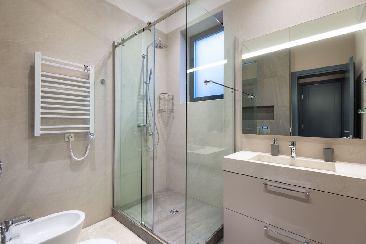 Baño reformado con plato de ducha y mampara de cristal