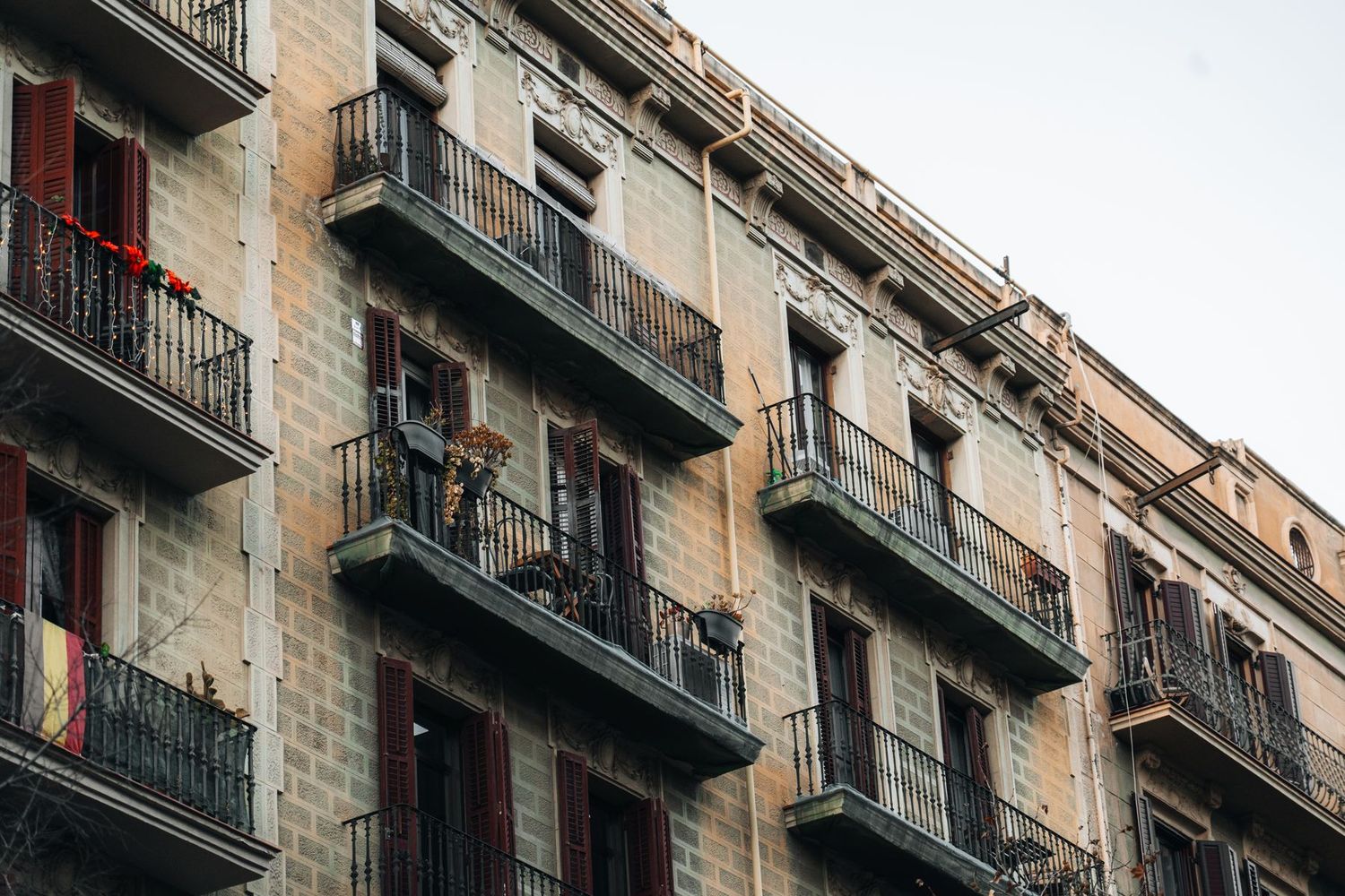 Fachadas del Eixample de Barcelona con balcones de hierro forjado