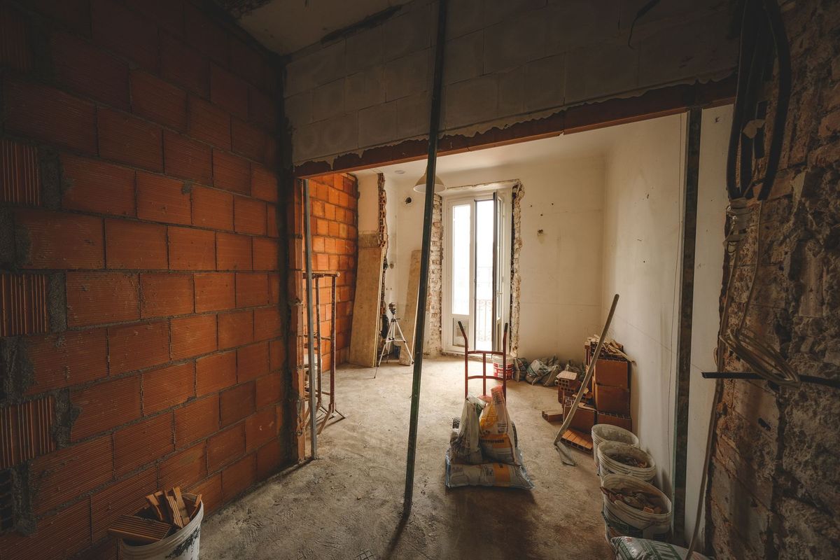 Interior de un piso en obra con los tabiques derribados