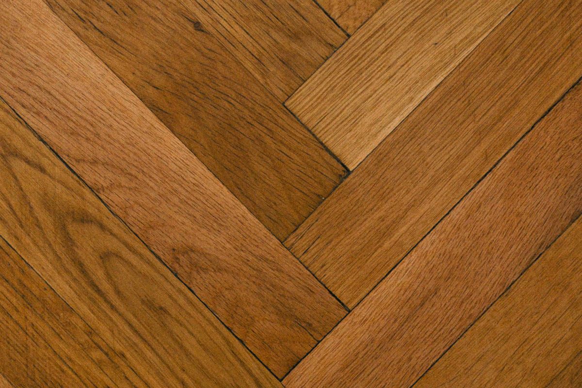 Suelo de parquet de roble claro recién instalado